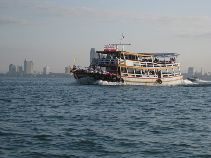เรือเที่ยวแรกเกาะล้านมาแล้วครับ..