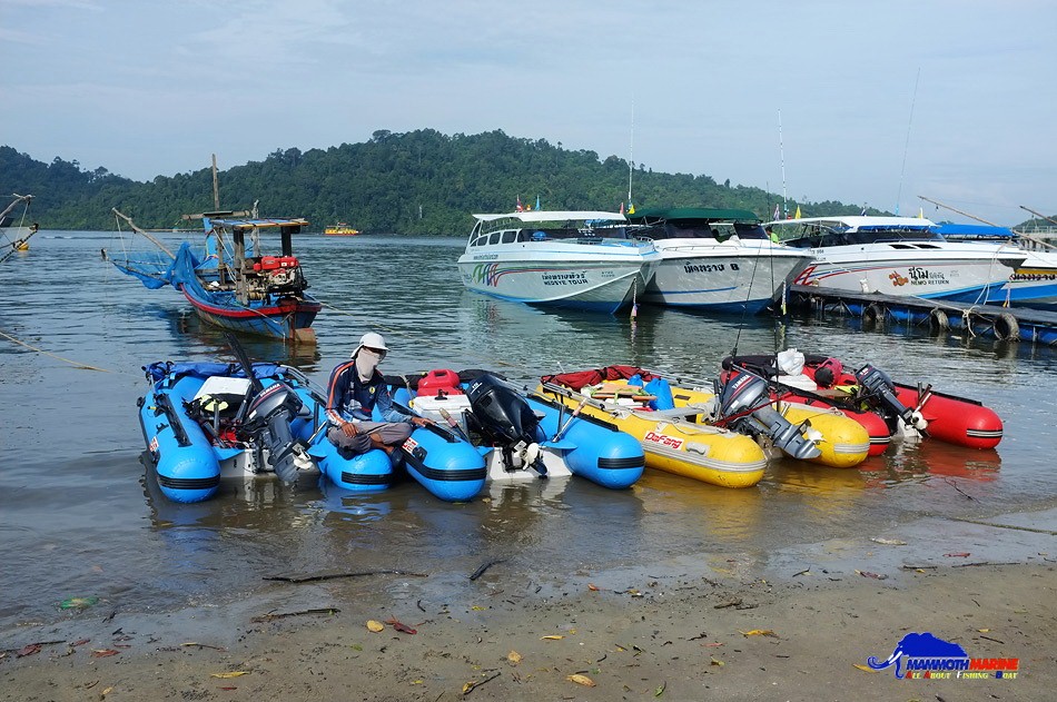 และแล้วเราก็มาถึง ฐานทัพเรือทับละมุใช้เวลาเอาเรือลงแป็ปเดียวเพราะแต่ละคนช่วยกันยกเว้นผม ทริปนี้เราโช