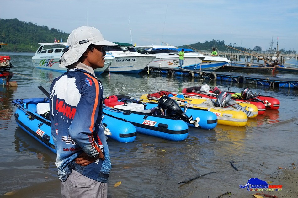   เอาเรือลงพร้อม ระหว่างรอเอารถไปฝาก ทริปนี้เราเอาเรือลงที่บ้านพักในฐานทัพทับละมุ มีที่ฝากรถเรียบร้อ