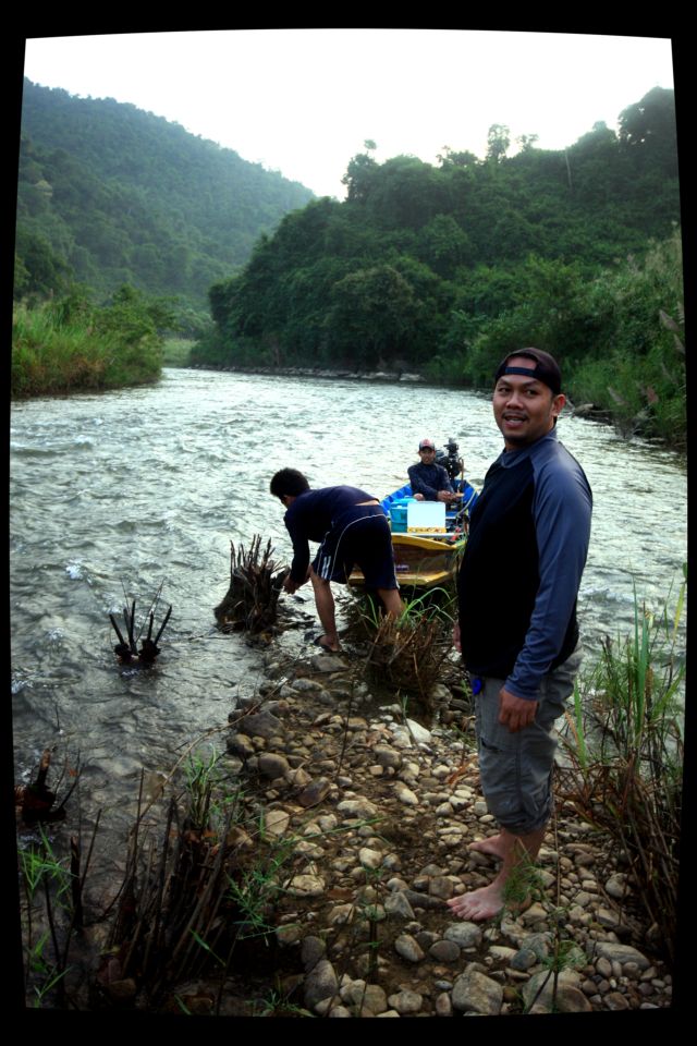 [b]ส่วนทางพี่หมูเอาเรือใหญ่ตามมาา.....แต่มาได้แค่แก่งฯนี้แก่งเดี๋ยวต้องกลับเพราะเรือใหญ่ขึ้นไม่ได้เล
