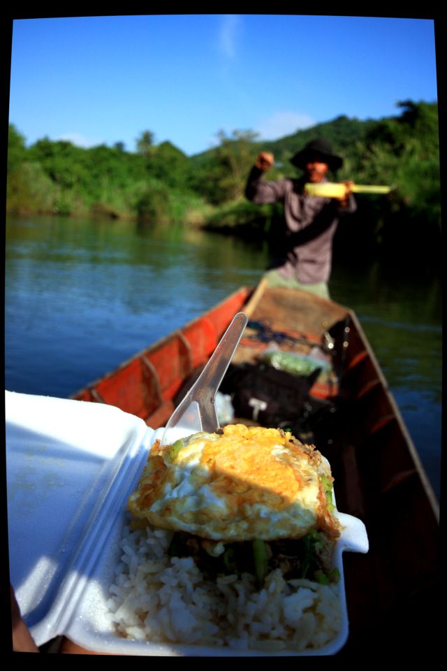 [b]ถามลุงแหลมว่าไม่จอดเรือกินข้าวรึ....ลุงแหลมบอก...ลอยเรือไปกินไปดิ :laughing: :laughing:[/b]


