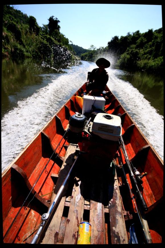 และแล้วก็มาเจอเจ้าของผ้าขาวม้าผืนนั้นลอยเรือรอผมกับลุงแหลมอยู่แก่งฯล่าง

[b]คือเรือเพื่อนตกปลา2ท่า