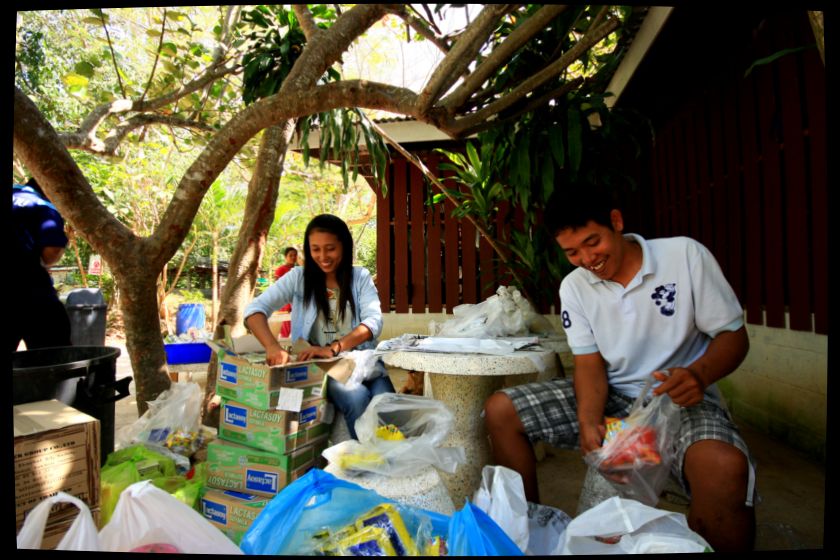 [b]ขนมที่ชื้อมาและที่ได้รับบริจากให้เพื่อนเชตช่วยกันจัดขนมลงถุงจะได้ง่ายกับการแจกจ่ายให้น้องๆ :cheer