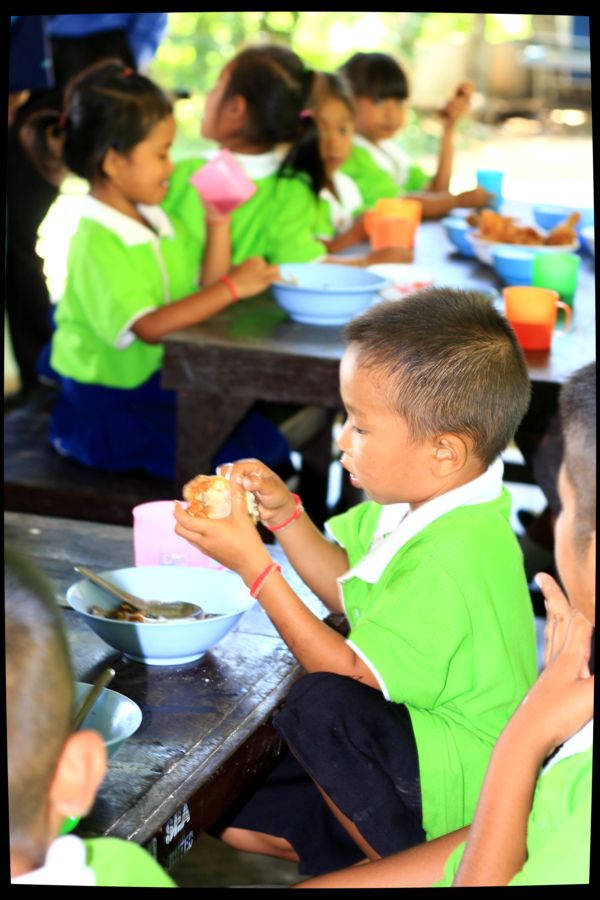 [b]แต่ประทับใจน้องเปา เด็กกระร่างคนนี้มาก กินแบบไม่สนใจใคร...ถามเอาอะไรไหมเงียบ ส่งขนมให้กินหมด เก่ง