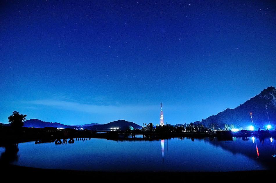 ภาพทดสอบค่าต่างๆก่อนที่จะปรับเพิ่ม speed shutter 
10sec f2.8 iso1600 ที่11mm
กับกลายเป็นภาพที่ชอบซ