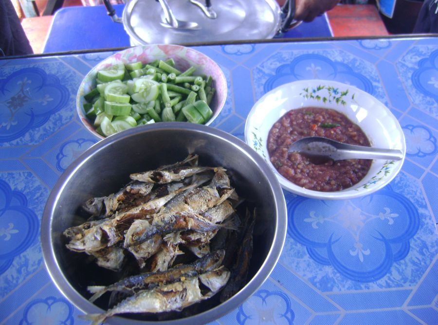 กินข้าวเที่ยงกันก่อนนะครับหลังจากจิ๊กกันมาเกือบครึ่งวัน :umh: :umh: :umh: :umh: