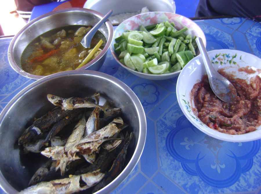 ไก่ต้มขมิ้น+ปลาทูทอด+ผัก+น้ำพริกกะปิ เเค่นี้ก็หรอยแล้วครับ :kiss: :kiss: :umh: :umh: :umh: :umh: