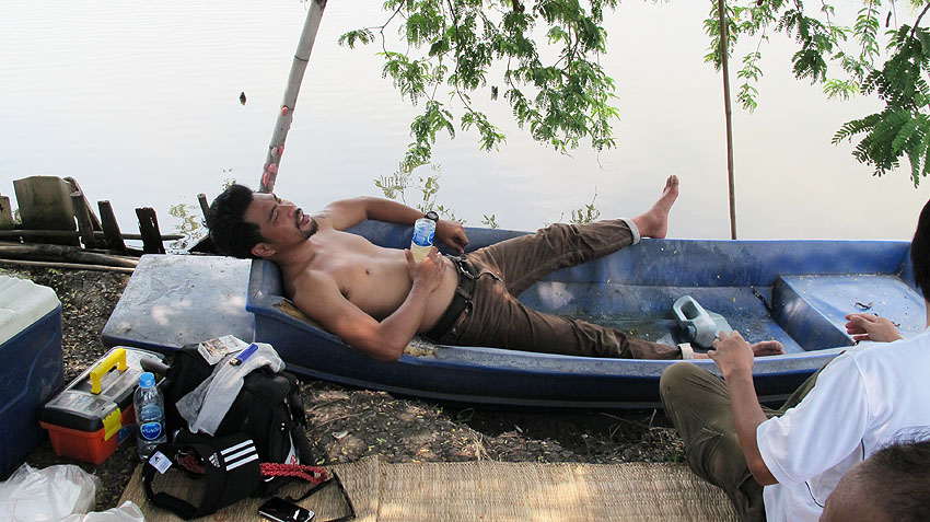 

ปลาก็ยังไม่ได้.........ชนแก้วซะแล้ว :laughing: