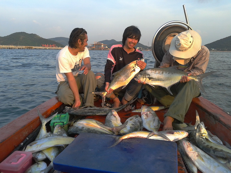 เรียงปลาถ่ายรูปไม่ได้ครับ มันลื่นไหลลงข้างเรือหมดครับ