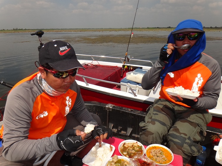  [b]นี่ก็มีความสุขได้กินข้าวล้อมวงกัน บนเรือ ท่ามกลางสายน้า สายลม แสงแดด อันร้อนเปรี้ยงๆ  แต่ก็อร่อย