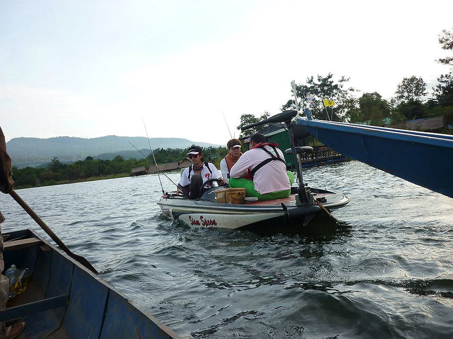เรืออีกบเครื่อง 40 ให้ออกไปก่อนเลย เรือนังหมอโต เครื่อง 50 เดี๋ยวมีฉีกกลางอ่างแน่ๆ กดให้มิดเลยน่ะกบ 