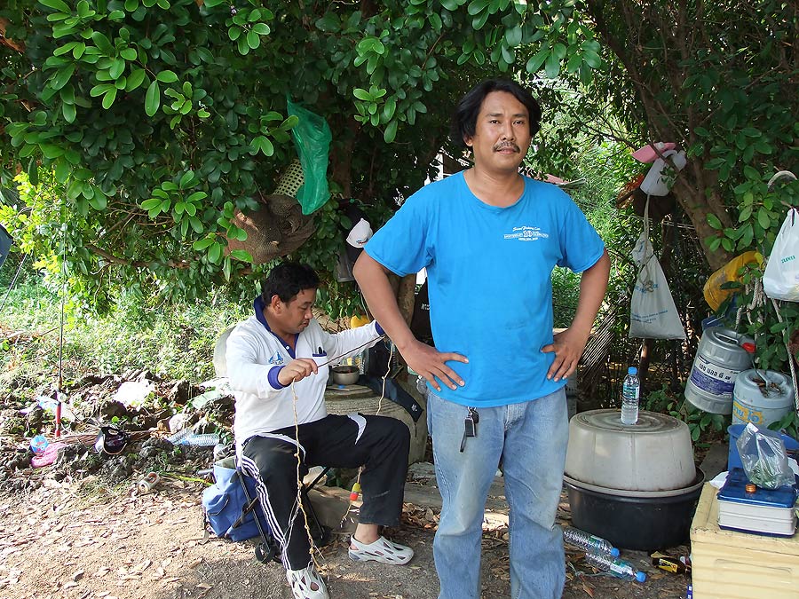 [b]รวมไปถึง พ่อกำนัน (น้าต่อปลายาง) และตาหานยุทธ (น้ายุทธปลายาง) ด้วยครับ อยากจะกลับบ้านแล้ว อิอิ[/b