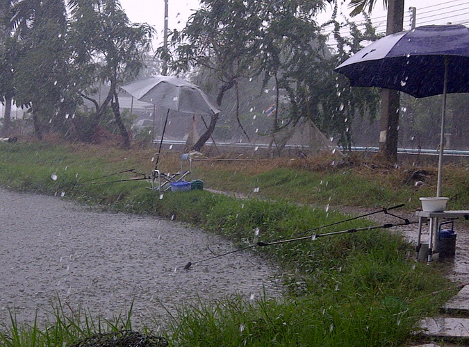 และแล้วก็ถึงเวลาต้องหนีฝนกันแล้วครับ เล่นเอาเปียกกันไปพอควรทีเดียว