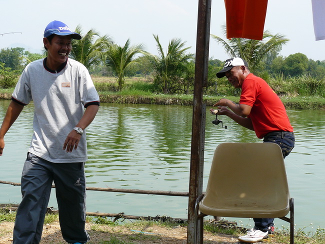 ผอ.โน๊ตNB ทักทายกันกับ ผอ.ดำ บ่อช่างดำดาวเทียม :laughing: :laughing: :laughing: