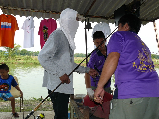พี่ช้าง พระบาท เอามาติดปลาลงขันไว้ก่อนโดนเตะซ้านี่ :sad: :sad: