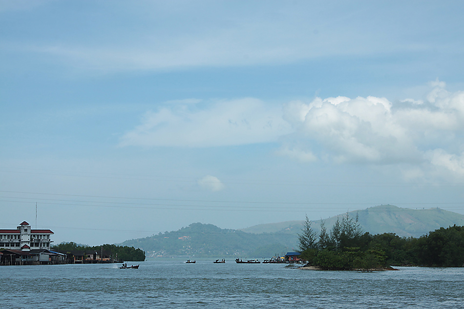 เสียงเครื่องยนต์หลายร้อยแรงม้าทั้งสองตัว จูงเรือออกจากปากน้ำระนอง .....

ภาพเก่าๆแห่งวันวานผ่านเข้