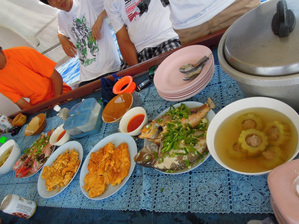 อาหารมื้อเที่ยงบนเรือครับ  :grin:
