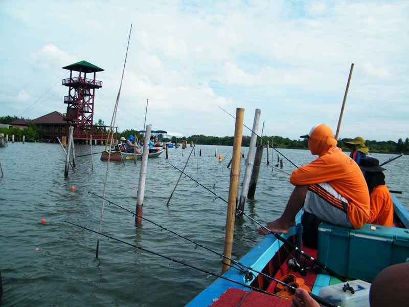 จุดรวมพลน้ำเช้า  หมายนี้เราถึงกับตะลึง เรือยางลำหนึ่งที่มาตก งัดขึ้นไป 10กว่าโล 1ตัว : :cheer: :chee