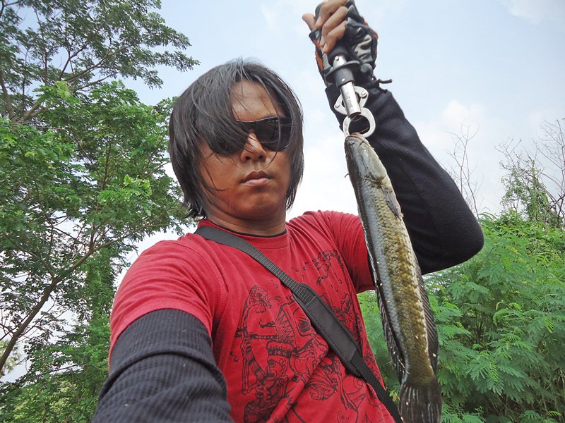 พี่ทุย..ให้ผมไปตี เลาะริมบอกมีตัว เห็นมัน กัดลูกปลา น้ำกระจายอยู่ !!!   :love: :love: :love:

ผมจั