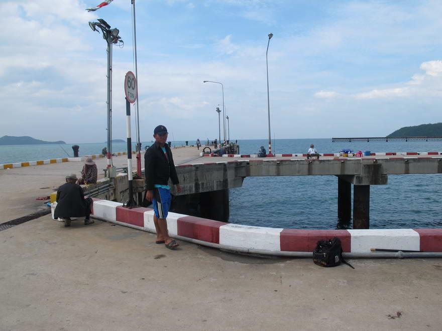 ตัดมาเช้าเลยครับ เข้าไปเที่ยวที่สะพานหาดสอ ผู้คนมากมายเหลือเกิน :grin: