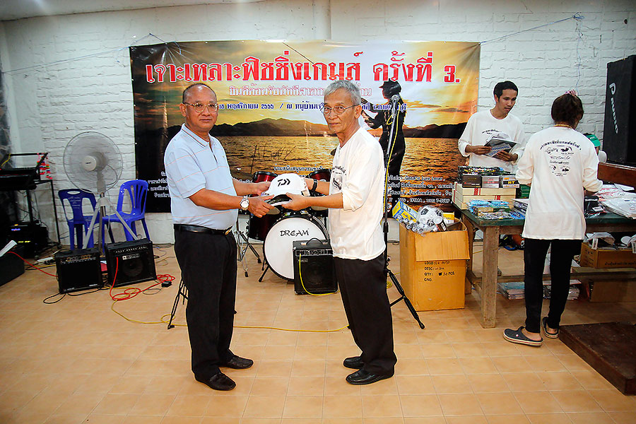 พี่ใหญ่สยามซูมอบของที่ระลึกให้กับนายอำเภอศรีสวัสด์

สำหรับผู้สนับสนุนที่ไม่สามารถมาร่วมงานได้จะส่ง