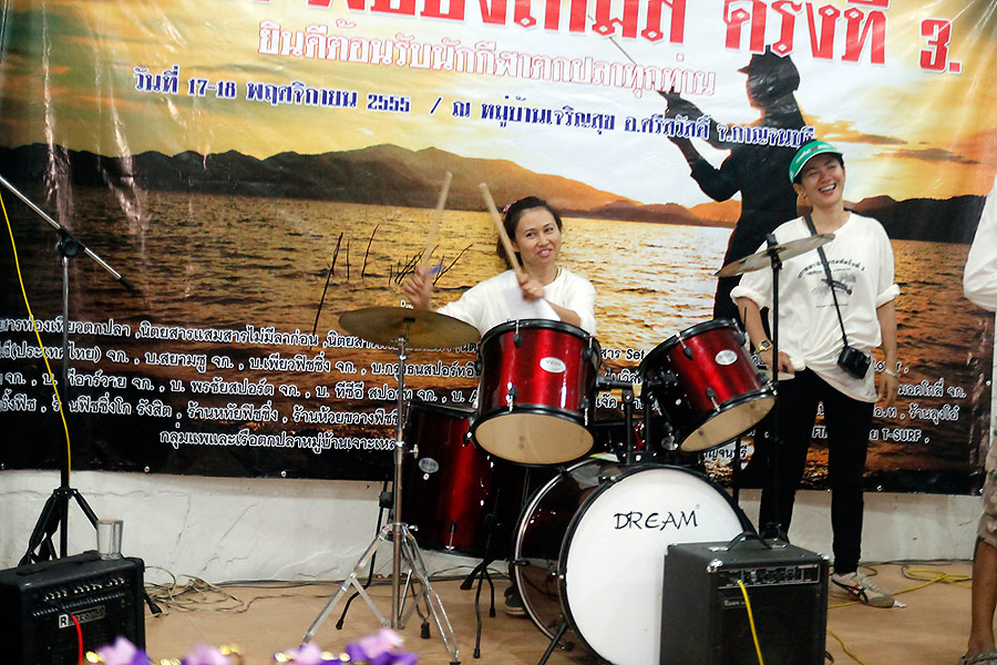 ขอคั่นรายการด้วยภาพนี้  ขอบคุณช่างภาพมือไวจริงๆ ได้ภาพนี้มามันเป็นเพียงแค่เซี้ยวนาทีจริงๆ (นายแน่มาก