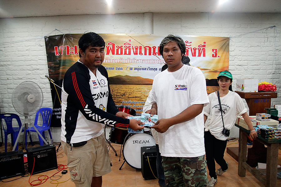 น้าเอ๋อช่วยมอบของให้ผู้โชคดี