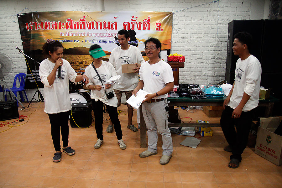  :love:  ขอบคุณ น้านนท์ คนถือกล่องอยู่ด้านหลังที่หอบผ้าหอบผ่อนหนีลูกสาวมาช่วย