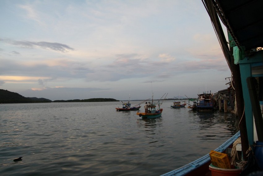  :smile:...เรือชาวบ้านกำลังรอลงน้ำแข็งกันครับ ทางเรือก็รอเหมือนกันคิวยาวเลย... :smile:
