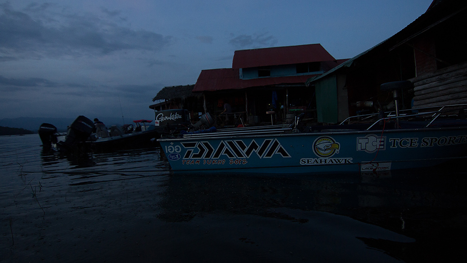 ++นั่งเรือกลับ..เกือบ 40 นาที..จากดงเสลา :grin: :grin: :grin:
