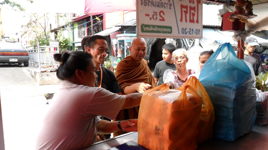 

         วันนี้ท่านเจ้าคุณวัดพระบาทน้ำพุ ท่านมารับบาตร ป้าแอ้กะลุงอึ่งเลยได้มีโอกาสทำบุญ

 กว่