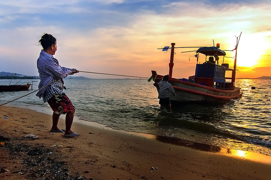 หลายๆภาพได้มาเพราะโชคช่วยครับ ตั้งใจรอเก็บแสงเย็นกับเรือ ดันเจ้าของเรือมาเอาของที่เรือ อย่างนี้ก็ต้อ