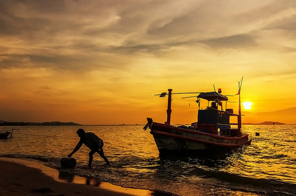 รีทัชครับ ลบเชือกที่ผูกเรือออกครับ มันพาดผ่านที่หัวของแบบครับ