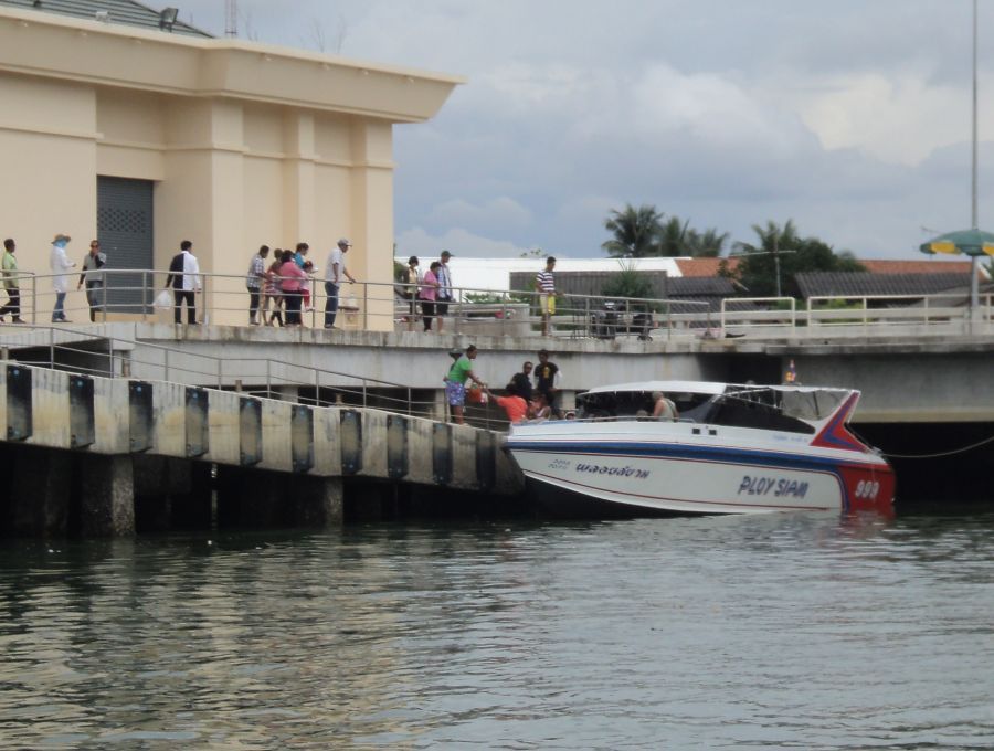 ถึงท่าเรือมีนักท่องเที่ยวลงเรือเพื่อไปเกาะหลีเป๊ะ......ช่วงกำลังจะเปิดเกาะ