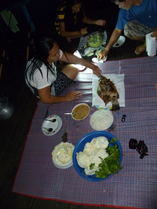 กินเค็กอย่างอร่อยเกือบลืมปลาเผาไปเลย ได้เวลาทานข้าวเย็นแล้วครับ น้ากินสุดๆครับมื้อนี้  :umh: :umh: :