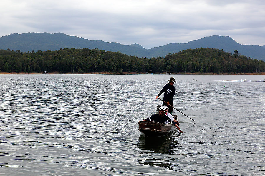 เรือเริ่มเข้ามาทีละลำเมื่อเปิดรับชั่งปลา