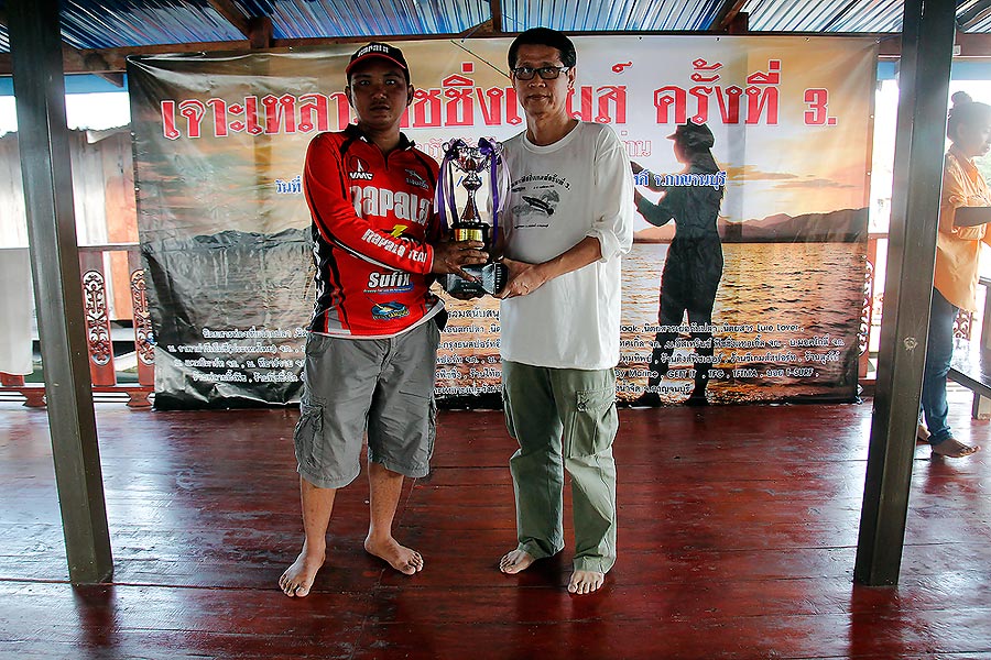 รางวัลปลาช่อนรองชนะเลิศอันดับที่1 คุณโต้ ราพาล่า ปลาช่อนน้ำหนัก 1.05 ก.ก.