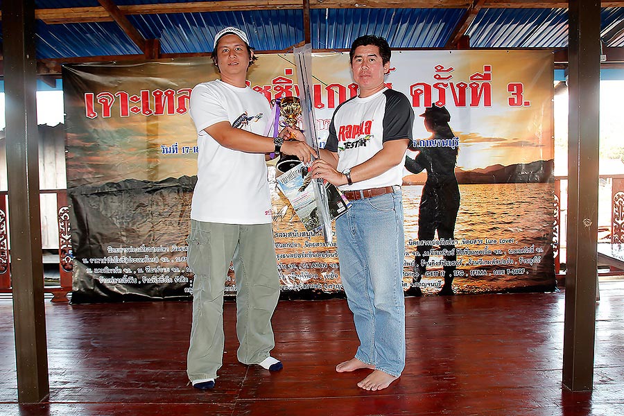 รางวัลประเภทปลากระสูบชนะเลิศ คุณ โต้ง ปลากระสูบน้ำหนัก 1.95 ก.ก.