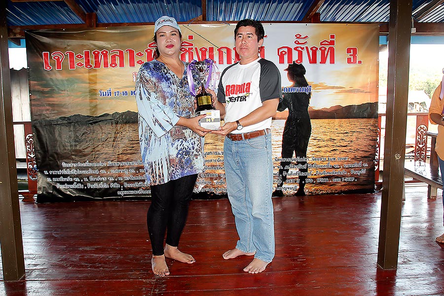 รางวัลประเภทปลากระสูบรองชนะเลิศอันดับที่1 คุณยอวดี ปลากระสูบน้ำหนัก  1.78 ก.ก.