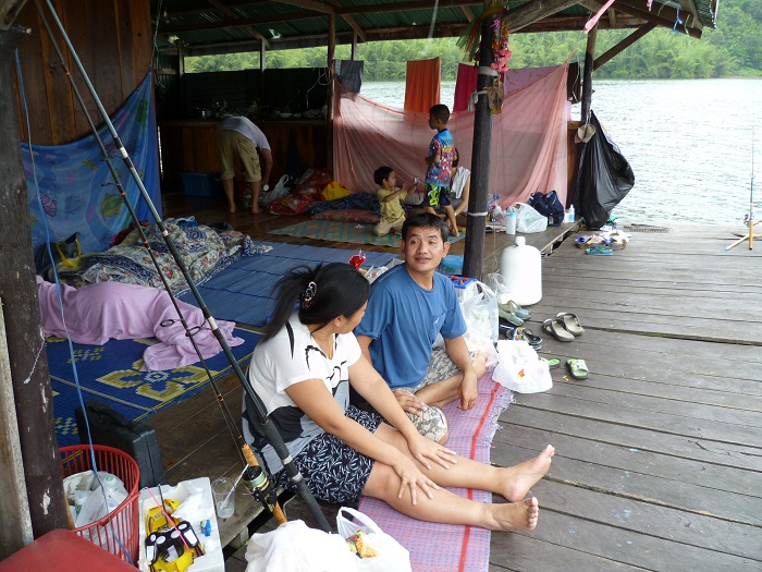น้าแก่นลงไปนั้งกับแม่บ้านแล้วครับ หลังจากนั้งเฝ้าคันมาซะนานไม่มีกระดิกเลย  :wall: :wall: :wall: