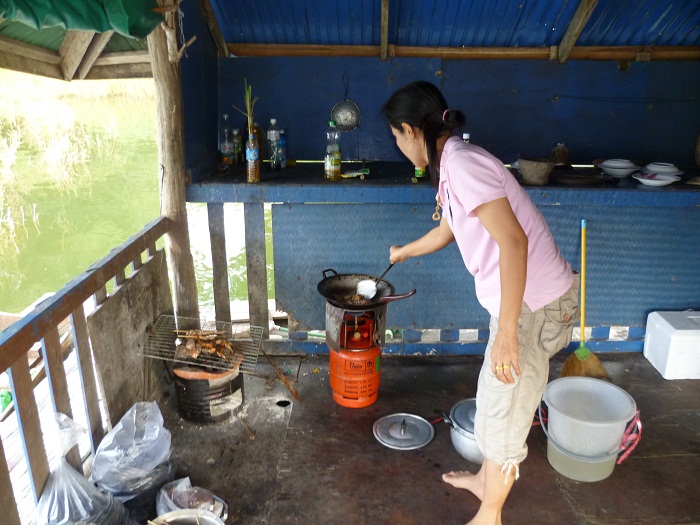 ตกบ่ายมาเริ่มหิว ก็ได้แม่บ้านน้าชัดจัดกับแกล้มมาให้ครับ  :umh: