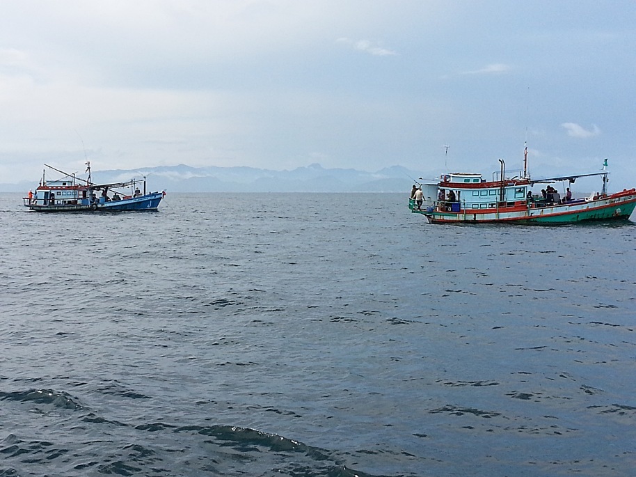 ย้ายหมาย ก็มาเจอเรือจอดอยู่2ลำ ลองดูนะครับเรือใครบ้าง