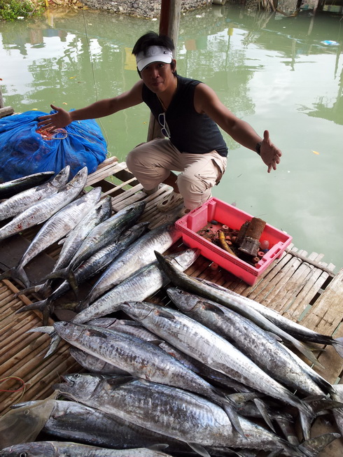 เรือมาแล้วครับ แต่สิ่งที่พวกเราเห็นกันก็คือ ปลาอินทรีครับ ที่ไต๋์ณรงค์พาลูกค้าไปตกมาวันเดียวครับ 20 