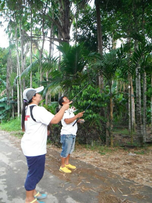                                 อ้าวๆเฮ้ย  เค้าให้มาตกปลา....มัวมาสอยอะไรกัน สองคนนี้เนี่ย.... :ohno