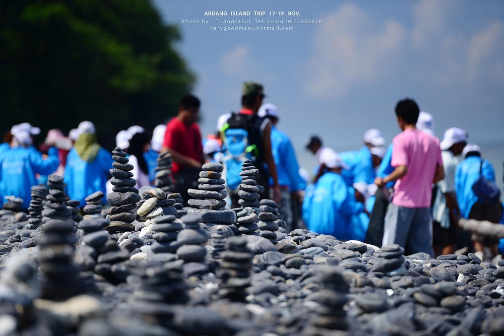 และแล้วผมก็พาตัวเองมาอยู่ที่เกาะหินงามเป็นเกาะแรกครับ จิตอาสาต่างช่วยกันเก็บขยะบนเกาะ :smile: :smile