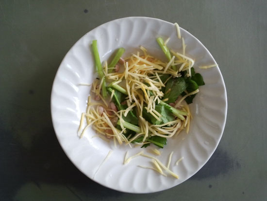 เตรียมจาน สำหรับรองนึ่ง

รองตัวปลาด้วย กระเทียบบุบ  ใบตั้งโอ๋ และขิง...