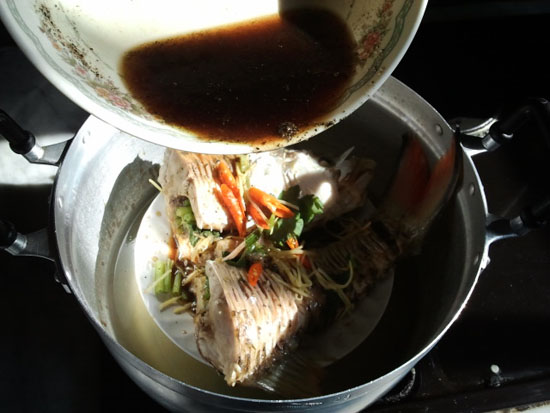 จากนั้น นำแม่นาค

เอ๊ยยยยยยย

ปลากระสูบเจ้าพระยากลับลงหม้ออีกครั้ง

แล้วราดด้วยน้ำซอสปรุงรสลงบ