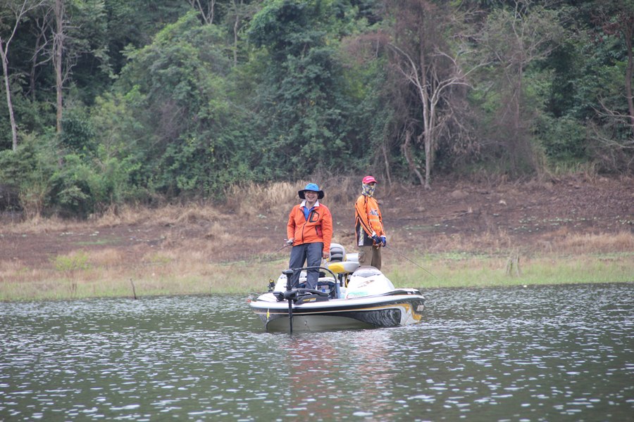 ตัดเข้ามาช่วงเช้า  ขับเรือกับน้าเต่า ตามเก็บภาพ เรือครับ 
ลำแรกนี่เจอเลย  น้าหมู รอจิบ  แล้วก็จิบรอ