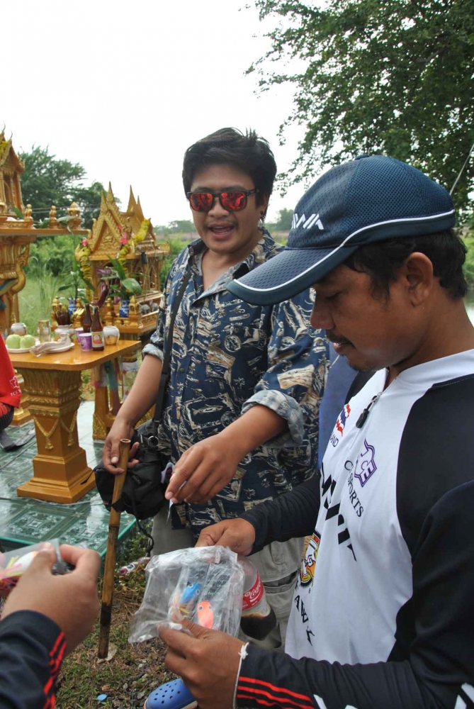 ดูสายตาดีอีโต๊ดมองตอนที่ลุงแอ๊ปแจกเหยื่อให้ลูกทีมสิ   สงสัยอยากได้มั้งแน่เลย  :laughing: :laughing: 