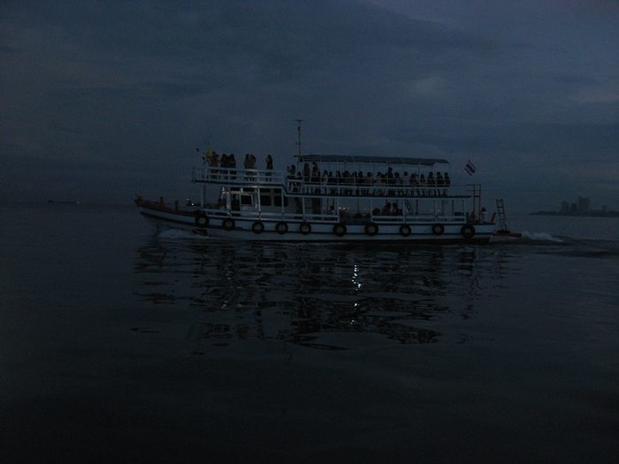 เรือเที่ยวพิเศษมาแต่เช้าเลย :smile: :smile: